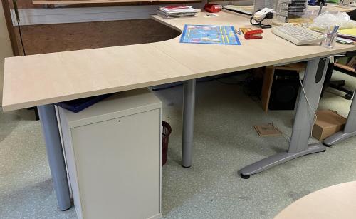 L-shaped desk with return to the right