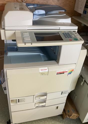 Vue de face du photocopieur laser RICOH AFICIO MP C2500